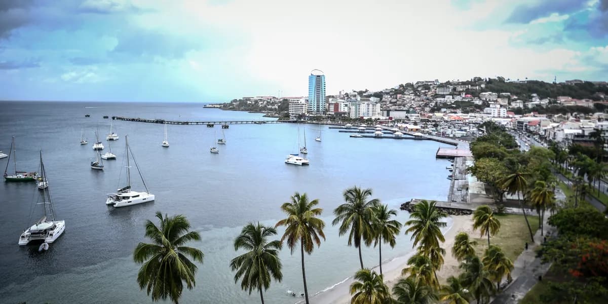 Plage tropicale des Antilles avec barques colorées