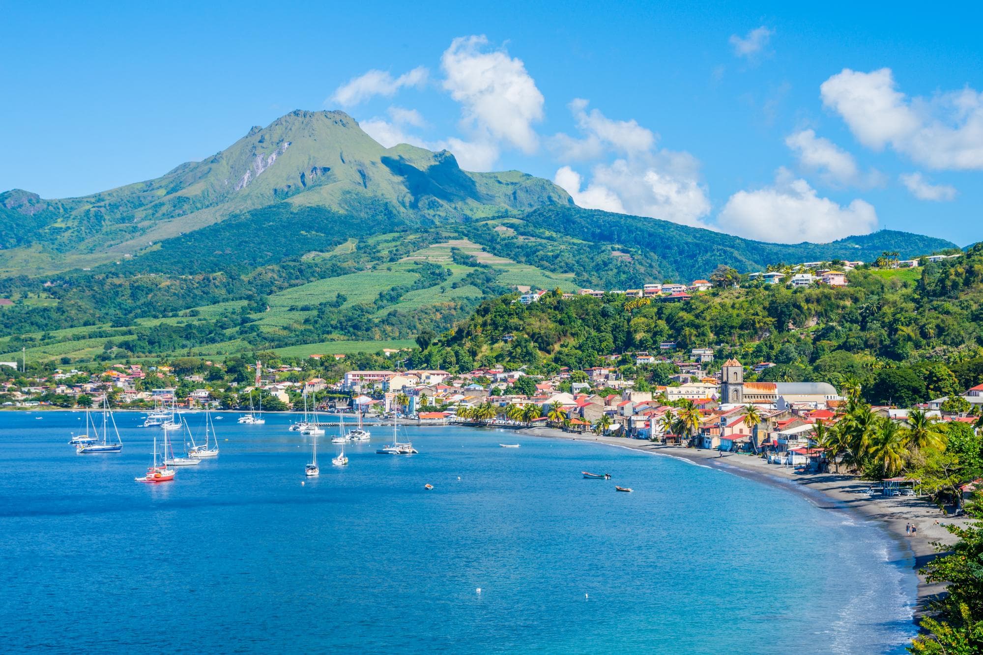 Montagne Pelee et village de Saint-Pierre en Martinique